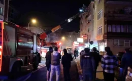 Kartal’da çıkan yangında mahsur kalanlar balkondan kurtarıldı