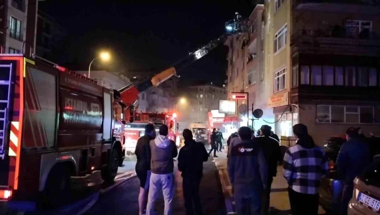 Kartal’da çıkan yangında mahsur kalanlar balkondan kurtarıldı