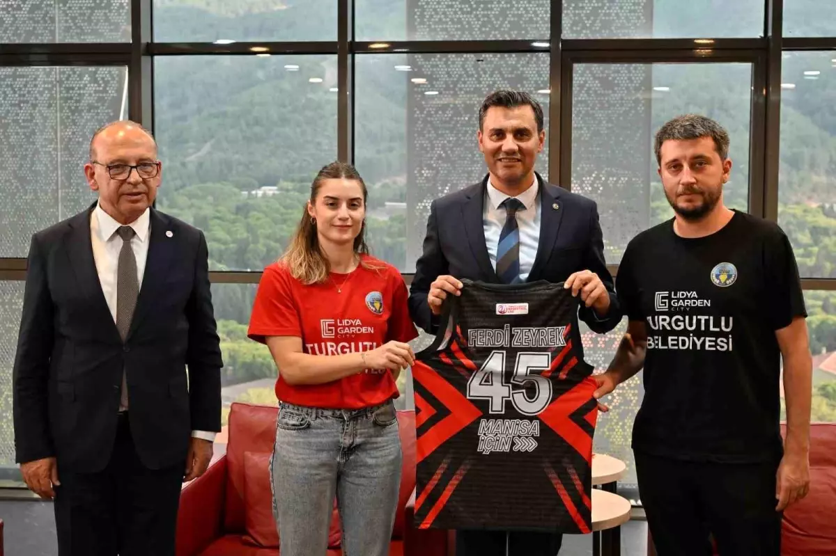 Ferdi Zeyrek’ten Turgutlu Belediyespor Kadın Basketbol Takımına Ziyaret