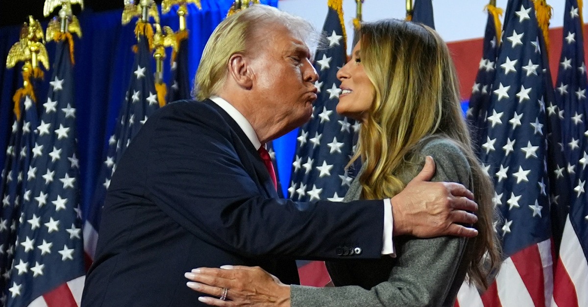 Donald Trump, zafer konuşmasını keserek eşi Melania Trump’ı öptü