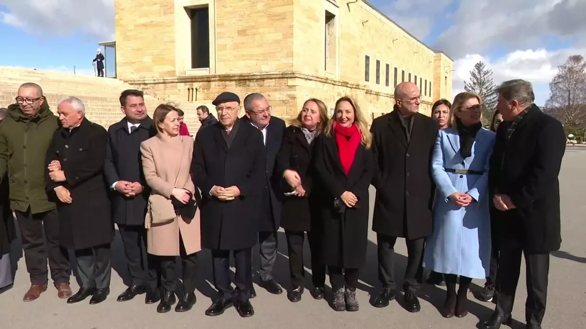 Özgür Özel, Öğretmenler Günü’nde Ailesi ve Öğretmenleriyle Anıtkabir’de.